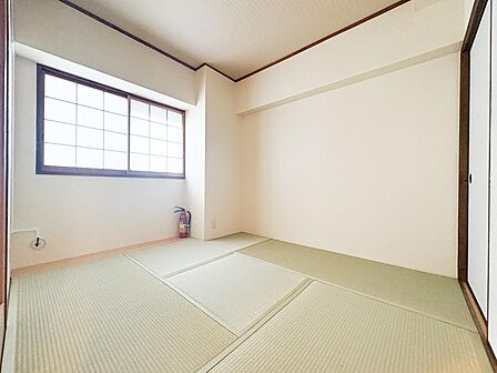 高い天井のゆったりとした空間です。床の間からは和の風情を感じます