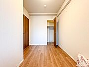 明るい木目調フローリングが心地よい洋室。たっぷり収納できるクローゼット付きで、お子様の成長に合わせてフレキシブルに使える空間です。