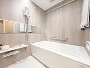 広々とした浴槽で、お子様とのバスタイムもゆったりと。清潔感あふれる空間は、家族の笑顔が溢れる癒しのひとときを演出します。