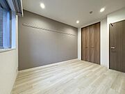 落ち着いたトーンのアクセントクロスが空間を彩ります。クローゼット付きで、お部屋を広く活用可能。