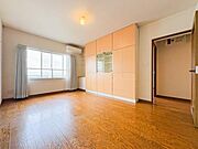 窓から差し込む柔らかな光が心地よい居室は、広さがあり、のびのびとした気分で過ごせます。趣味やリラックスの時間を楽しめる多用途な空間で、心安らぐ毎日が広がります。
