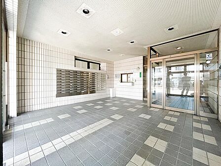 オートロックがマンションの正面入り口、裏手に採用されているため、防犯性に優れています。
