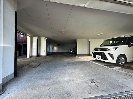 駐車場のお写真です。駐車場の奥にはオートロックの門があり、裏手へ回らなくても、マンション内へアクセス可能です。