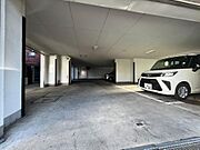駐車場のお写真です。駐車場の奥にはオートロックの門があり、裏手へ回らなくても、マンション内へアクセス可能です。