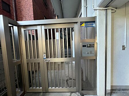 マンション裏手の通路には、オートロックの門が整備されています。住居人以外の侵入を許しません。