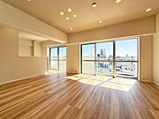 リビングと隣接洋室を開放すると一体感のある広々空間に。約20帖のゆとりある使い方が可能で、ご家族構成やライフスタイルに合わせて自在にレイアウトできます。