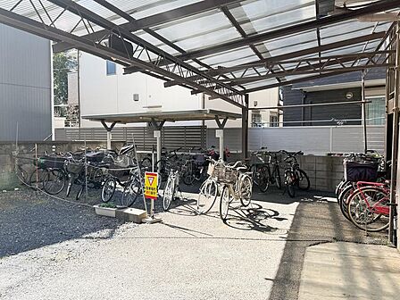 屋根付きの駐輪スペースです。雨の日も安心して自転車を保管でき、日常の通勤・通学にも便利。敷地内に設けられており、管理の行き届いた共用設備となっています。