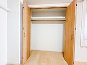 お子様の成長に合わせて衣類や荷物をすっきり収納できる、広々としたクローゼット。家族みんなで快適に使える収納空間です。