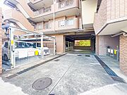 駐車場スペースです。月額10000円～13000円でご利用いただけます。ご利用の際は空き状況を確認いたします。現地（2026年2月）撮影
