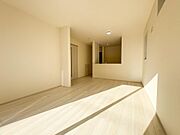 光と風を採り入れる設計の明るいリビング。お子様がのびのびと遊べる広々とした空間で、家族の絆を育む毎日を。