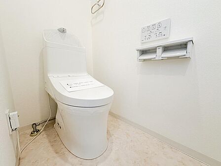 温水洗浄機能付トイレを採用。スタイリッシュな壁付リモコンで操作もスマートです。