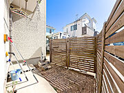 野外用家具をレイアウトしたり、ガーデニングや家庭菜園をしたり、夏は子供用のプールを置いたりと多目的にお楽しみ頂けるお庭付きです。2026/2/26