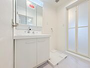 ホワイトを基調にまとめた室内はホテルライクな空間を創造しております。身だしなみのチェックがしやすい大きな鏡、下には収納がたっぷり。可動棚もあるのでスッキリとした空間をお作りいただけます。