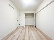すべての洋室には収納が備え付けてあります。衣類や小物などを収納することで、住空間を有効活用できます。広さも十分ございますので、お客様の生活シーンに合わせてご活用ください。