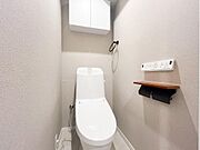 小物置きスペースがございます。トイレ用品のストックなどを収納いただけます