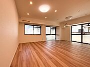 掃出し窓から光が降りそそぐ開放的なリビング。大きな窓からは、太陽の光はもちろん、爽やかな風が吹き抜けます。自然の恵みが、快適で心地の良い空間を演出してくれます。