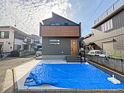 洗練されたダークカラーの外壁に木の温もりを添えた、モダンな佇まい。この家で育む家族の笑顔が目に浮かびます。