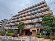 落ち着いた色合いの外観が魅力のマンション。豊かな緑に囲まれたエントランスは、家族を優しく迎え入れ、穏やかな毎日を育みます。