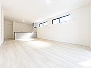 リビングには、ご家族で暖かい時間をお過ごしいただける床暖房を採用しております。2026/5/29撮影