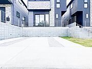 ゆとりのあるカースペースを完備。並列で駐車可能な広さを確保しており、セカンドカーをお持ちのご家庭や来客時にも大変便利です。前面道路からの出し入れもしやすく、毎日のカーライフを快適にサポートします。