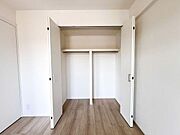クローゼット等の建具もすべて新調されており、大切なお洋服も美しく収納可能 。