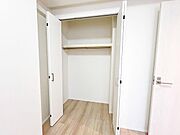 十分な収納スペースを確保しているため、主寝室や子供部屋として家具を最小限に抑え、お部屋を広々と使うことが可能です。