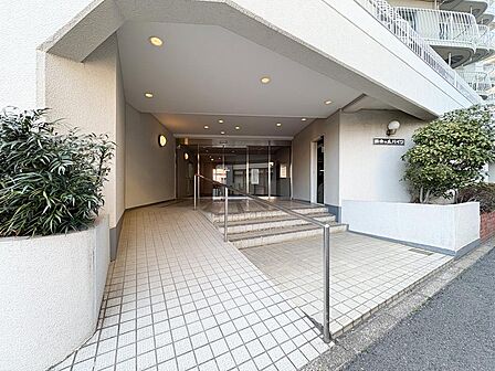 スロープ完備のバリアフリー設計。手入れの行き届いた植栽が、住まいの品格と清潔感を物語ります。