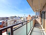 広々なバルコニーは、日当たりが良く、洗濯物がすっきりと乾きやすいのが魅力です。風通しも良いため、毎日のお洗濯が快適に進み、家事の負担が軽減されます。自然の風を感じながら、清々しいひとときを過ごせます。