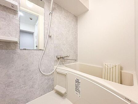 清潔感あふれる浴室で、一日の疲れをゆっくり癒しませんか。お子様との楽しいバスタイムも、この広々とした空間でより快適に過ごせます。