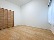 各居室にはクローゼットを完備し、家具の配置にも困らない設計がされています。採光と通風のバランスがほどよく絶妙です。
