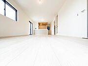 洗練されたホワイトインテリアに、木目の質感が映えるモダンな内装。キッチン上部の下がり天井など、細部までこだわりを感じる意匠が自慢です。清潔感溢れる広々としたリビングで、上質な日常を始めませんか。