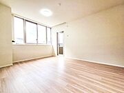陽光あふれるリビングは、家族が集い笑顔が自然と生まれる温かい場所。心穏やかな時間がゆっくりと流れ、日々の暮らしがより豊かに彩られる、そんな快適な空間がここにあります。
