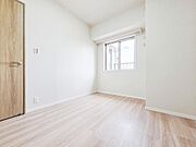 明るく開放的な居室は、ゆったりとした空間でリラックスできる場所です。広々とした設計と快適な環境が整っており、心地よく過ごせる毎日をサポートしてくれます。