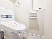 清潔感のあるトイレは、シンプルでモダンなデザインが魅力です。広めのスペースでゆったりと使えるため、毎日の生活がより快適に。綺麗だからこその心地よさを感じられる空間です。