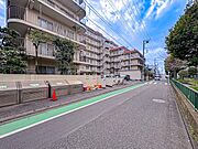 ワンフロアで完結する生活動線が魅力のマンション。階段の上り下りがないフラットな設計で、日々の家事や移動がスムーズです。管理体制がしっかりしているため、共用部分も美しく保たれており、快適に暮らせます。