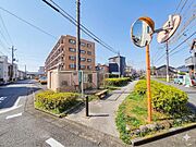 閑静な住宅街に佇む物件で、静かで心安らぐ暮らしが実現します。周囲は穏やかな環境が整っているため、リモートワークやゆっくりとくつろぎたい時も、心地よく過ごせる住まいです。