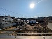 バルコニーからは自然豊かな住環境が広がり、のびやかな空と山並みを望める開放的なロケーションです。周囲は低層住宅中心のため圧迫感が少なく、陽当たりや風通しの良さも感じられる住まいです。