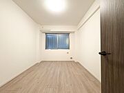 どんな家具も映える、明るく清潔感あふれる洋室。寝室やお子様部屋、書斎など多目的に活用できます。