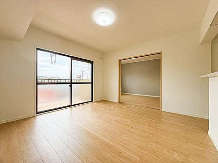 洋室を開放すればさらに広々とした大空間に。奥行きがあり、家具の配置もしやすい間取りです。