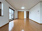 ナチュラルな木目と白壁が調和する飽きのこないデザイン。お好みの家具が映える、ゆとりある住まい。