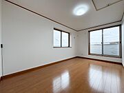 2面採光で風通し・陽当たり共に良好。明るい光が差し込むお部屋は、寝室やワークスペースにも最適です。