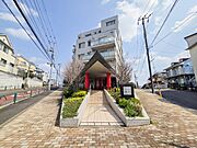 スタイリッシュで洗練された外観が、毎日帰宅するのを楽しみにさせてくれます。上質なデザインが目を引き、住む人にも訪れる人にも好印象を与える美しい佇まいが魅力です。
