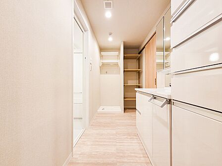 脱衣所の収納が充実した設計は、タオルや衣類をすっきり整頓できます。洗面台まわりをいつでも清潔に保ちやすく、毎日の使い勝手が大幅に向上する快適な設計です。