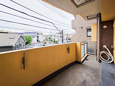ゆとりある広さのバルコニーは、洗濯物がたっぷり干せるうれしい設備です。屋外の空気を感じながらくつろげるスペースとしても活用でき、生活の幅が広がります。