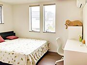 子供部屋や書斎、テレワークルームなどにするにも丁度良い広さの居室。使い方は貴方次第です。