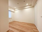 どんな家具も映える、明るく清潔感あふれる洋室。寝室やお子様部屋、書斎など多目的に活用できます。