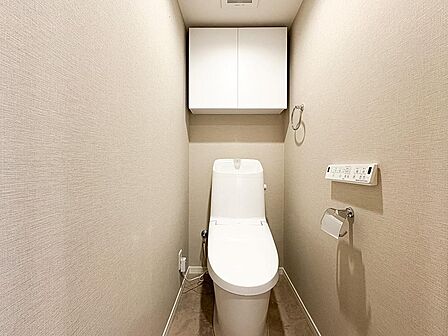 温水洗浄便座付きで毎日快適に使えるトイレ。上部にはペーパーや掃除用品の収納に便利な吊り戸棚を備えている為、いつでもすっきり清潔な空間を保てます。