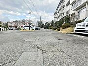 ゆったりとした広い駐車場のためお車を止める際も安心できますね。