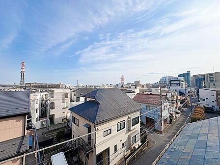 「日当たりの良い開放的な眺望」は、心地よい空間を求めるすべての方におすすめの特長です。一日中たっぷりと差し込む自然光が、部屋全体を明るく照らし、心も体もリフレッシュできます。
