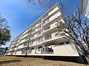 青空に映える凛とした佇まい。全室南向きの配棟が、豊かな陽光と開放感あふれる暮らしを叶えます。